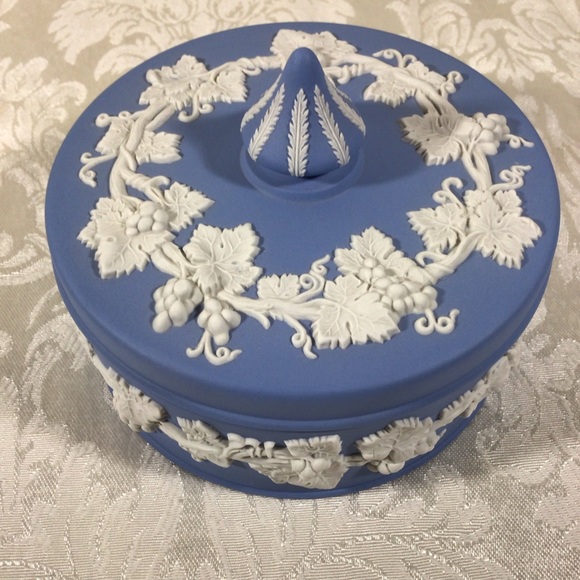 Vintage Wedgwood blue Jasperware Round Covered Dish - Picture 2 of 9